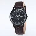 Makroaufnahme des schwarzen Chronographen-Zifferblatts mit braunem Weblederarmband - Kaffeebraunes Armband Schwarzes Zifferblatt