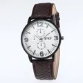 Makroaufnahme des braunen Lederarmbandes mit Prägung und weißem Zifferblatt der Uhr - Kaffeebraunes Armband Weißes Zifferblatt