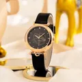 Minimalistisch quartzhorloge met roségouden kast en zwarte leren band op gouden basis - Zwart