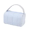 Beauty case trapuntato azzurro con manico superiore e chiusura a zip sicura - Blu Nebbia