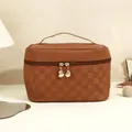 Braune Kosmetiktasche mit Karomuster-Detail und goldenem Mond-Reißverschlussanhänger - 21.5x15.5x14.5cm / Mocha Braun