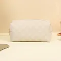 Neceser color crema con diseño de cuadros, cremallera dorada y textura de cuero - Estilo Tablero de Ajedrez / Blanco