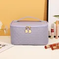 Trousse à maquillage violette en PU tressé avec fermeture éclair dorée en demi-lune - Tissé Violet