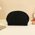 Schwarze Kosmetiktasche in Muschelform mit Schachbrett-Prägung und goldenem Reißverschluss - Schachbrettmuster Mitternachtsschwarz