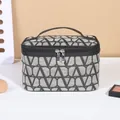 Große graue Kosmetiktasche mit schwarzem V-Muster und praktischem Doppelreißverschluss - Grau (Schwarzer Griff)