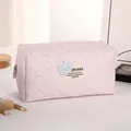 Gesteppte rosa Kosmetiktasche mit blauem Strickbären und sicherem Silberreißverschluss - Rosa