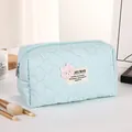 Hellblaue Make-up-Tasche mit Waffelstruktur, Bären-Aufnäher und sicherem Reißverschluss - Blau