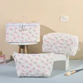 Set di 3 borse da trucco trapuntate a fiori con cerniere a stella e manico portatile - Kit Borsa per Trucchi e Astuccio / Bianco