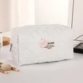 Weiße gesteppte Kosmetiktasche mit süßem rosa Bärenaufnäher und SEC BAG Label - Weiß