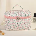 Gesteppte Kosmetiktasche mit Blumenmuster in Creme und rosa Blüten mit Tragegriff - Rosa/Blumenmuster