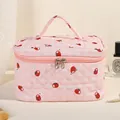 Gesteppte Kosmetiktasche in Hellrosa mit Tomatenprint und praktischem Tragegriff - Rosa/persimone
