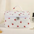 Gesteppte weiße Kosmetiktasche mit Tomatenprint und silbernen Reißverschlüssen - Weiß/persimone