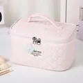 Rosa gesteppte Make-up Tasche mit süßer Bären-Stickerei und praktischem Tragegriff - 21.5x14x11.8cm / Rosa