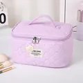 Gesteppte fliederfarbene Kosmetiktasche mit Bären-Patch, Tragegriff und Reißverschluss - 21.5x14x11.8cm / Lila