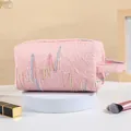 Neceser rosa de tela gofrada con bordado ondulado de colores y asa superior ancha - Asa Lateral Rosa