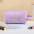 Trousse à maquillage violet lavande avec broderie ondulée et poignée latérale pratique - Poignée Latérale Violet