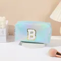 Neceser de cuero PU holográfico con parche bordado de la letra B y cremallera - Letra B / Azul claro