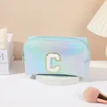 Neceser de cuero PU holográfico con letra C bordada en toalla blanca y cremallera - Letra C / Azul claro