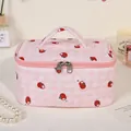 Trousse à maquillage matelassée à carreaux rose et blanc avec motifs de fraises - Pink/Persimmon