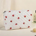 Witte gewatteerde make-uptas met rode aardbeienprint en zilveren metalen ritssluiting - Witte Persimmon