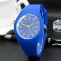 Reloj Geneva de silicona azul para mujer con manecillas amarillas y marcadores en contraste - Azul