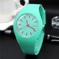 Reloj de cuarzo de silicona verde menta con esfera Geneva y agujas rojas sobre fondo negro - Verde Menta