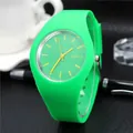 Detalle de un reloj de cuarzo de silicona verde vibrante con índices dorados - Verde