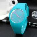 Detalle del reloj Geneva de silicona turquesa con marcadores rosas y esfera - Azul Cielo