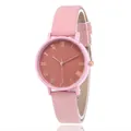 Montre quartz femme élégante avec bracelet en daim rose et chiffres romains dorés - Rose