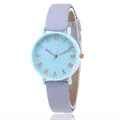 Montre quartz femme avec cadran romain bleu ciel et bracelet violet sur fond blanc - Cyan