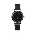 Dettaglio di orologio al quarzo minimalista con cinturino in maglia milanese nera e vetro - Nero