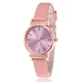 Reloj de cuarzo de cuero rosa con caja de oro rosa y detalles de strass en un soporte - Rosa