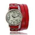 Detailopname van vintage rood lederen horloge met bronzen kast en rustieke klinknagels - Rood
