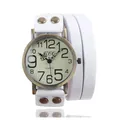 Retro meerlaags wikkelhorloge met witte leren band en bronzen klinknagels - Wit