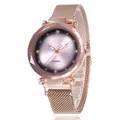Gros plan d'une montre en or rose avec lunette facettée et cadran dégradé à strass - Or Rose Cadran Rose