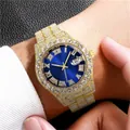 Macro orologio hip hop dorato con diamanti e quadrante blu con finestra del datario - Oro Blu
