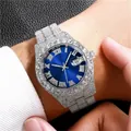 Dettaglio dell'orologio di lusso con diamanti e quadrante blu con numeri romani - Argento Blu