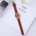 Dettaglio dell'orologio al quarzo con cinturino in pelle marrone e cuore di diamanti sul quadrante - Rosso
