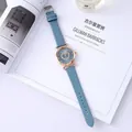Dettaglio dell'orologio al quarzo a cuore in oro rosa con cinturino in pelle intrecciata blu - Blu