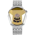Detail van zilveren stalen horloge met driehoekige gouden wijzerplaat en numeriek venster - Zilveren Band Gouden Wijzerplaat