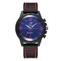 Dettaglio quadrante orologio sportivo con numeri rossi e cuciture rosse sul cinturino - Rosso