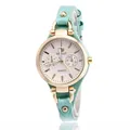 Elegante goldene Damen-Quarzuhr mit minzgrünem Lederarmband und modischen Nieten - Grün