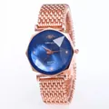 Macro di orologio con cinturino a maglia oro rosa, vetro sfaccettato e quadrante blu - Cinturino Oro Rosa Quadrante Blu