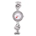 Vue macro du cadran avec cœur et bracelet en strass pour cette montre argentée - Montre Unique Argent