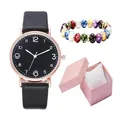Gros plan de montre avec bracelet en perles de marbre et coffret cadeau rose - Montre Et Bracelet Et Boîte / Noir
