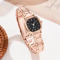 Détail d'une montre à quartz carrée or rose avec cadran noir et bracelet métallique - Carré Échelle Noir et Blanc / Or Rose Cadran Noir