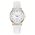 Nahaufnahme einer weißen Lederarmbanduhr mit Roségold-Gehäuse und arabischen Ziffern - Nur weiße Uhr