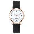 Detailansicht der roségoldenen Quarzuhr mit weißem Zifferblatt und Lederarmband - Nur schwarze Uhr