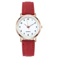 Detailansicht der Quarzuhr in Roségold mit rotem Wildlederarmband und weißem Zifferblatt - Nur rote Uhr