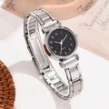 Montre à quartz pour femme avec bracelet en acier argenté et cadran noir sur fond blanc - Rond Chiffres Arabes / Cadran Noir Argenté